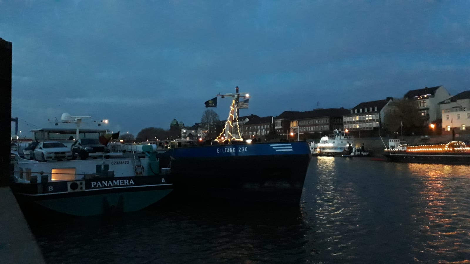 Weihnachtlich geschmückte Schiffe in Duisburg